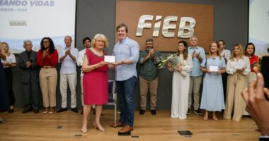 Artigo: Conder homenageia Maria del Carmem e servidores com mais de 30 anos em evento com palestrante Pedro Pimenta