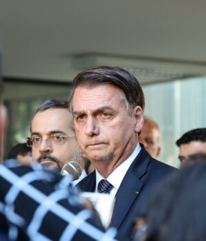 Artigo: PF cumpre mandado na casa de Bolsonaro para apreender armas e documentos