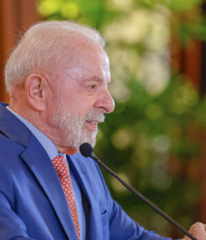 Artigo: Veja: Lula articula estratégia para colar Flávio Bolsonaro ao legado do pai