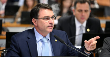 Artigo: Flávio Bolsonaro diz que pai teme origem da comida servida em prisão da PF