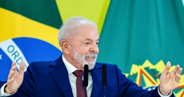 Artigo: Lula é favorito no primeiro e segundo turno de 2026, diz AtlasIntel/Bloomberg