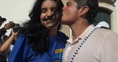 Artigo: Sucessora política, filha de ACM Neto vai ao Bonfim ao lado do pai