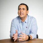 Artigo: Éden Valadares critica e diz que Flávio abandonou aliados ao fugir para os EUA