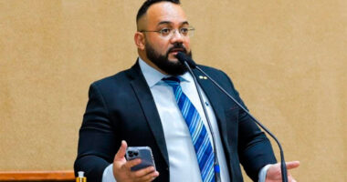 Artigo: Leandro de Jesus apresenta propostas de honrarias a Nikolas Ferreira na AL-BA