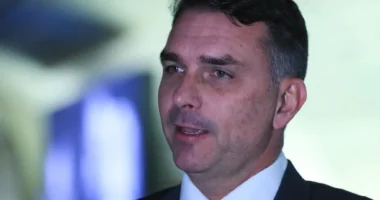 Artigo: Flávio Bolsonaro repete Bruno Reis e ostenta sapato de luxo nas redes