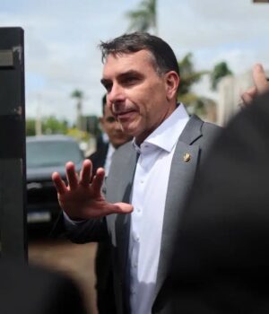 Artigo: Flávio Bolsonaro nega que deputado tenha pedido R$ 15 milhões para não disputar reeleição