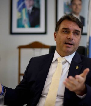 Artigo: Flávio Bolsonaro sinaliza apoio ao fim da reeleição em eventual plano de governo