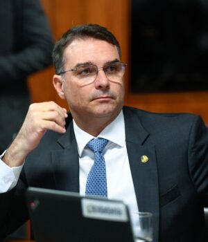 Artigo: Ex-ministros de Bolsonaro articulam ofensiva no Nordeste em apoio a Flávio