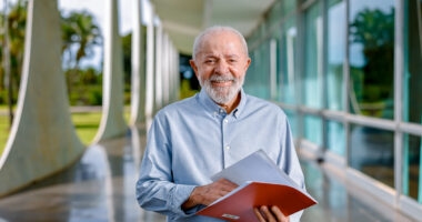 Artigo: Lula cancela ida a evento com presença de Flávio Bolsonaro no Chile, diz jornalista