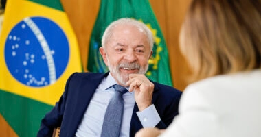 Artigo: Ministro rejeita ação do PL para investigar Lula por homenagem de escola de samba