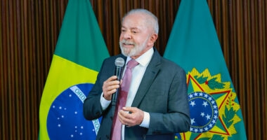 Artigo: Lula cita Espanha como referência e volta a defender fim da Escala 6×1