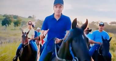 Artigo: ACM Neto surpreende e aparece andando a cavalo em propaganda na TV