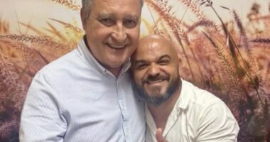 Artigo: Rui Costa posa para foto com ex-prefeito que apoiou ACM Neto em 2022