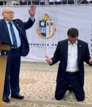 Artigo: Flávio é denunciado por propaganda antecipada após ida a igreja e pode ficar inelegível