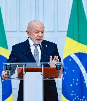 Artigo: Lula confirma que não solicitou reunião com Trump durante o G7