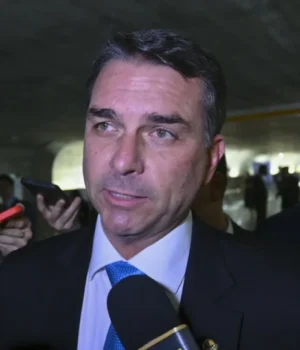 Artigo: Estadão: PF revela tentativas de contato de Flávio Bolsonaro com Daniel Vorcaro