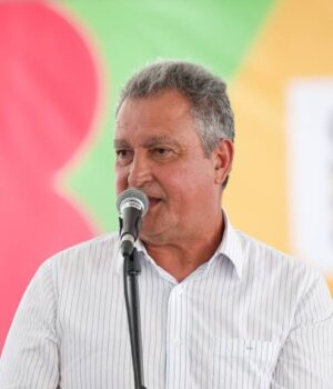 Artigo: Líder de pesquisa para o Senado, Rui Costa vira alvo de fake news da oposição