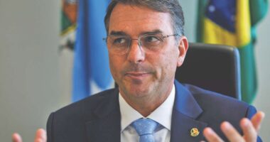 Artigo: Flávio Bolsonaro pede para testemunhar em audiência sobre tarifaço dos EUA contra o Brasil