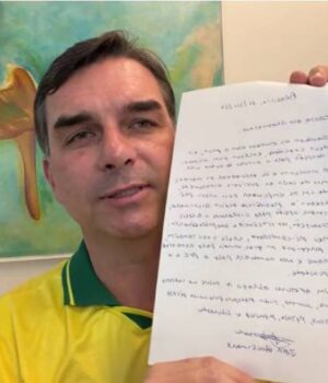 Artigo: Moraes pede investigação contra Flávio por propaganda antecipada e proíbe visitas a Jair Bolsonaro