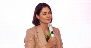 Artigo: CNN Brasil: a pedido de Bolsonaro, Michelle deve manter candidatura ao Senado