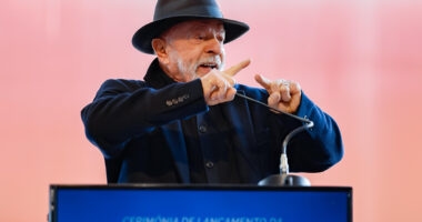 Artigo: Lula diz que não usará cargo para proteger Lulinha em investigação da PF: “vai ter que provar”