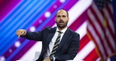 Artigo: Polícia Federal decide expulsar Eduardo Bolsonaro por abandono de cargo