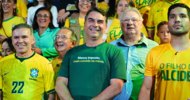 Artigo: O Globo: Flávio Bolsonaro define slogan de campanha e aparece sem sobrenome em peças internas