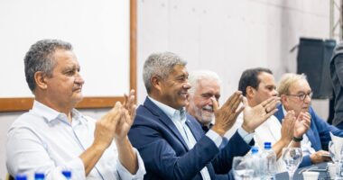Artigo: Jerônimo Rodrigues renova críticas e recebe prefeitos ligados a Neto em reunião em Salvador