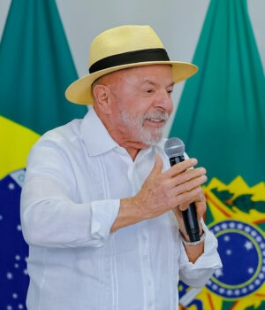 Artigo: PoderData/Aya: Lula lídera no primeiro turno com 41% contra 35% de Flávio Bolsoonaro