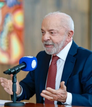 Artigo: Lula rejeita comparação e diz que Flávio Bolsonaro “não é ninguém”