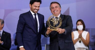 Artigo: Revista aponta atuação de ex-ministro de Bolsonaro em articulações do Banco Master em Brasília