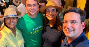 Artigo: Flávio Bolsonaro reforça apoio a Rebeca Martins para a ALBA e dobradinha com Roberta Roma