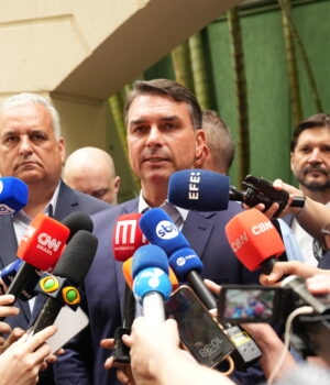 Artigo: Relatório do Coaf contradiz versão de Flávio sobre pagamentos para filme do pai, diz revista