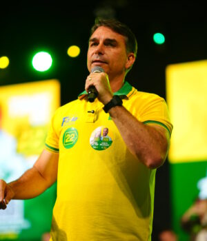 Artigo: PF descobre mensagem entre miliciano e assessora que resultou em emenda de R$ 200 mil de Flávio