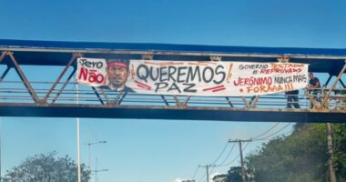 Artigo: Homens armados acompanham instalação de faixa contra Jerônimo na Paralela