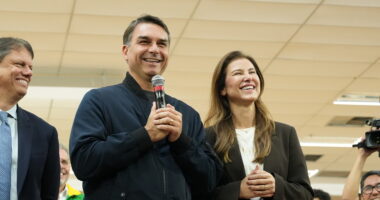 Artigo: Denúncia aponta ameaça de exoneração a servidores de Salvador para participar de ato de Flávio Bolsonaro