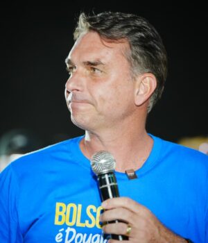 Artigo: Abaixo-assinado pede revogação de título de cidadão soteropolitano concedido a Flávio Bolsonaro