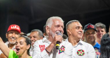 Artigo: Wagner diz que Flávio Bolsonaro terá que “mostrar a cara” em votação do fim da escala 6×1