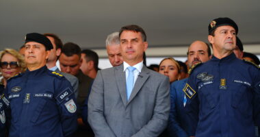 Artigo: Trump descarta envolvimento após Flávio Bolsonaro se declarar “líder” do Brasil nos EUA