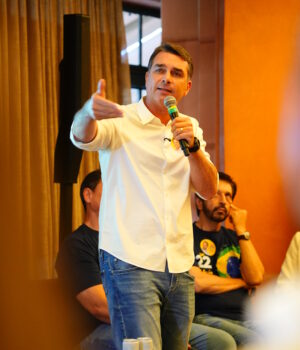 Artigo: “Vou votar a favor”, diz Flávio Bolsonaro sobre fim da Escala 6×1