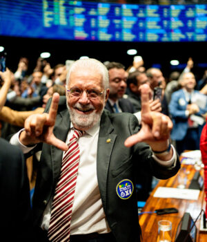 Artigo: Wagner critica e diz que Flávio Bolsonaro apoiou fim da escala 6×1 para “não perder voto”