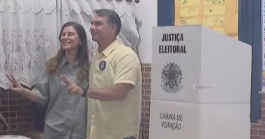 Artigo: Flávio Bolsonaro usa colete à prova de balas para votar no Rio de Janeiro