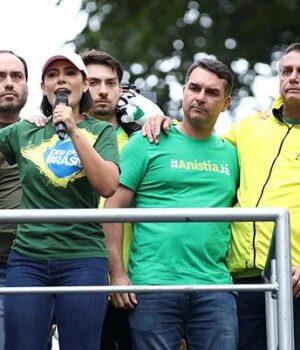 Artigo: Revista alemã compara clã Bolsonaro à família Trump e critica trajetória política de Flávio